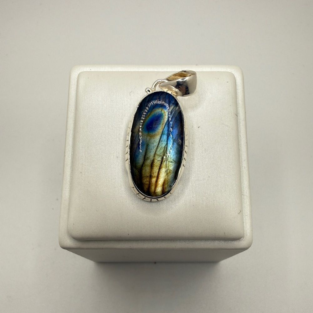 Stunning 25x12mm Labradorite oval cabochon pendant in solid sterling‎ silver!